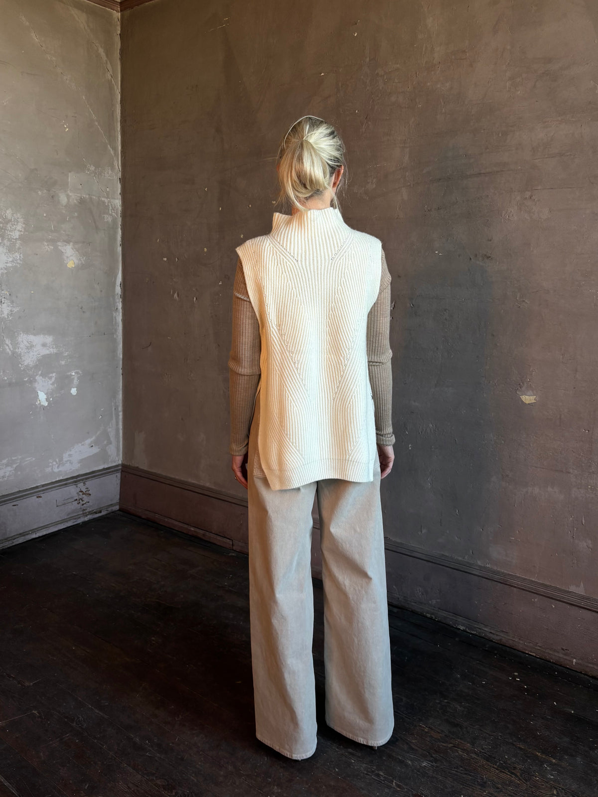 Mature woman wearing Kujten's Erika Funnel Neck Sweater Off White layering piece Mongolian cashmere 6-threads cardigan stitch modern design Parisian luxury