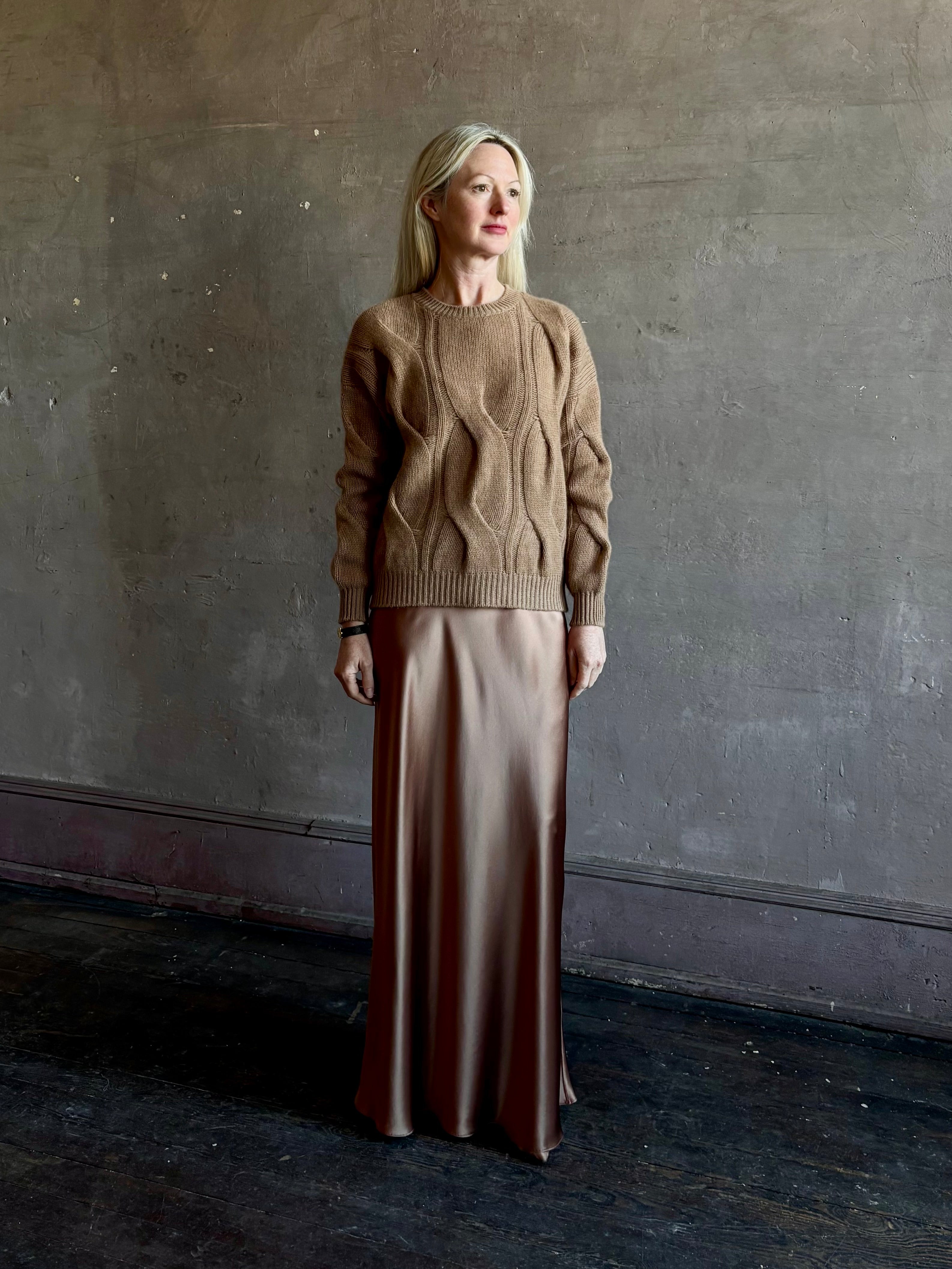 Mature woman wearing Kujten's Nils Cashmere Sweater Camelo Brown  innovative 8-threads twisted knit Durable cable knit Parisian luxury