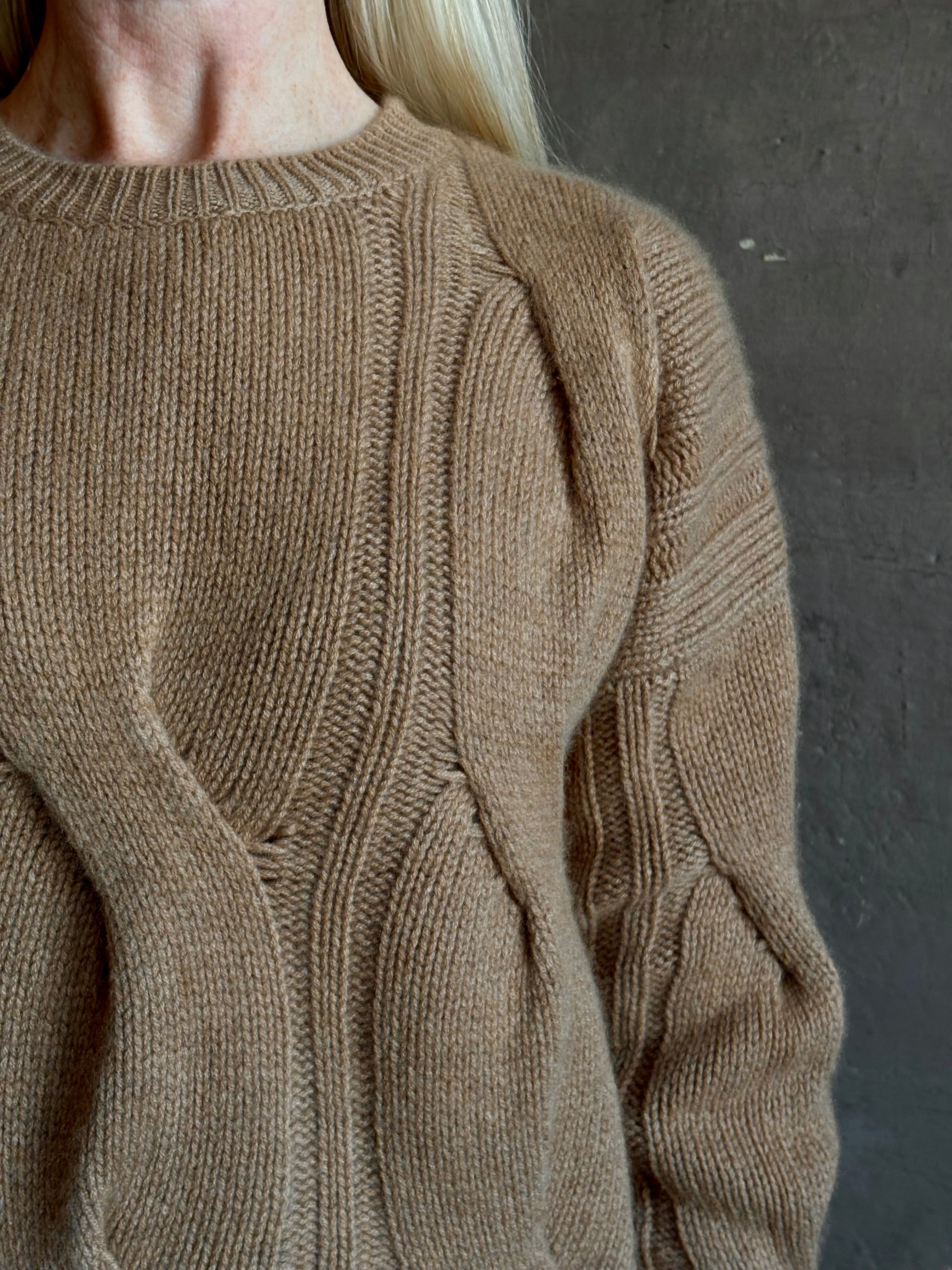 Mature woman wearing Kujten's Nils Cashmere Sweater Camelo Brown  innovative 8-threads twisted knit Durable cable knit Parisian luxury