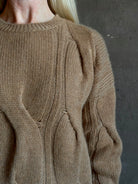 Mature woman wearing Kujten's Nils Cashmere Sweater Camelo Brown  innovative 8-threads twisted knit Durable cable knit Parisian luxury