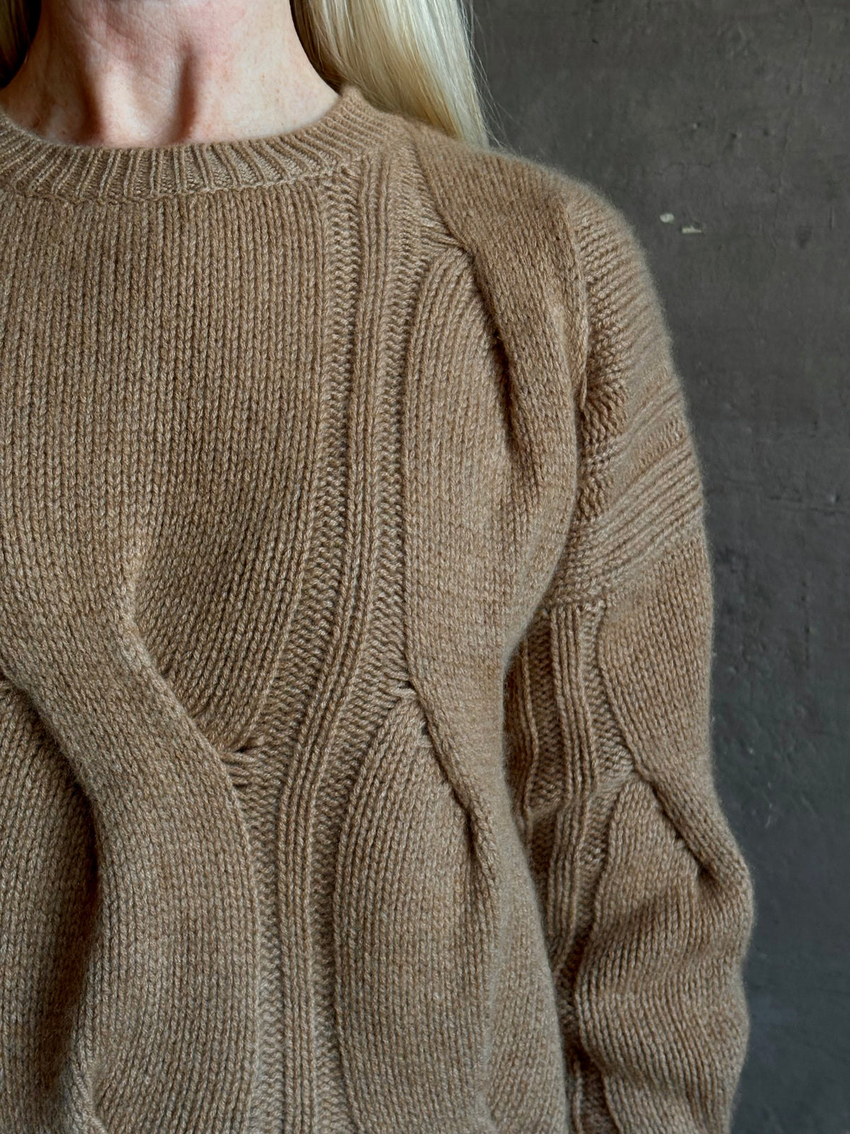 Mature woman wearing Kujten's Nils Cashmere Sweater Camelo Brown  innovative 8-threads twisted knit Durable cable knit Parisian luxury