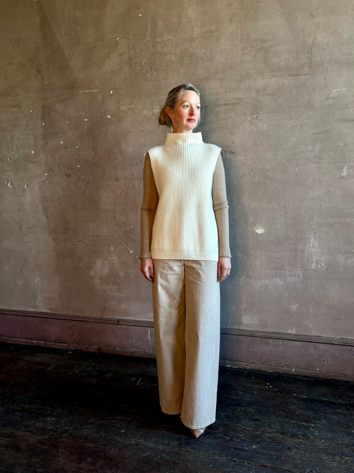 Mature woman wearing Kujten's Erika Funnel Neck Sweater Off White layering piece Mongolian cashmere 6-threads cardigan stitch modern design Parisian luxury