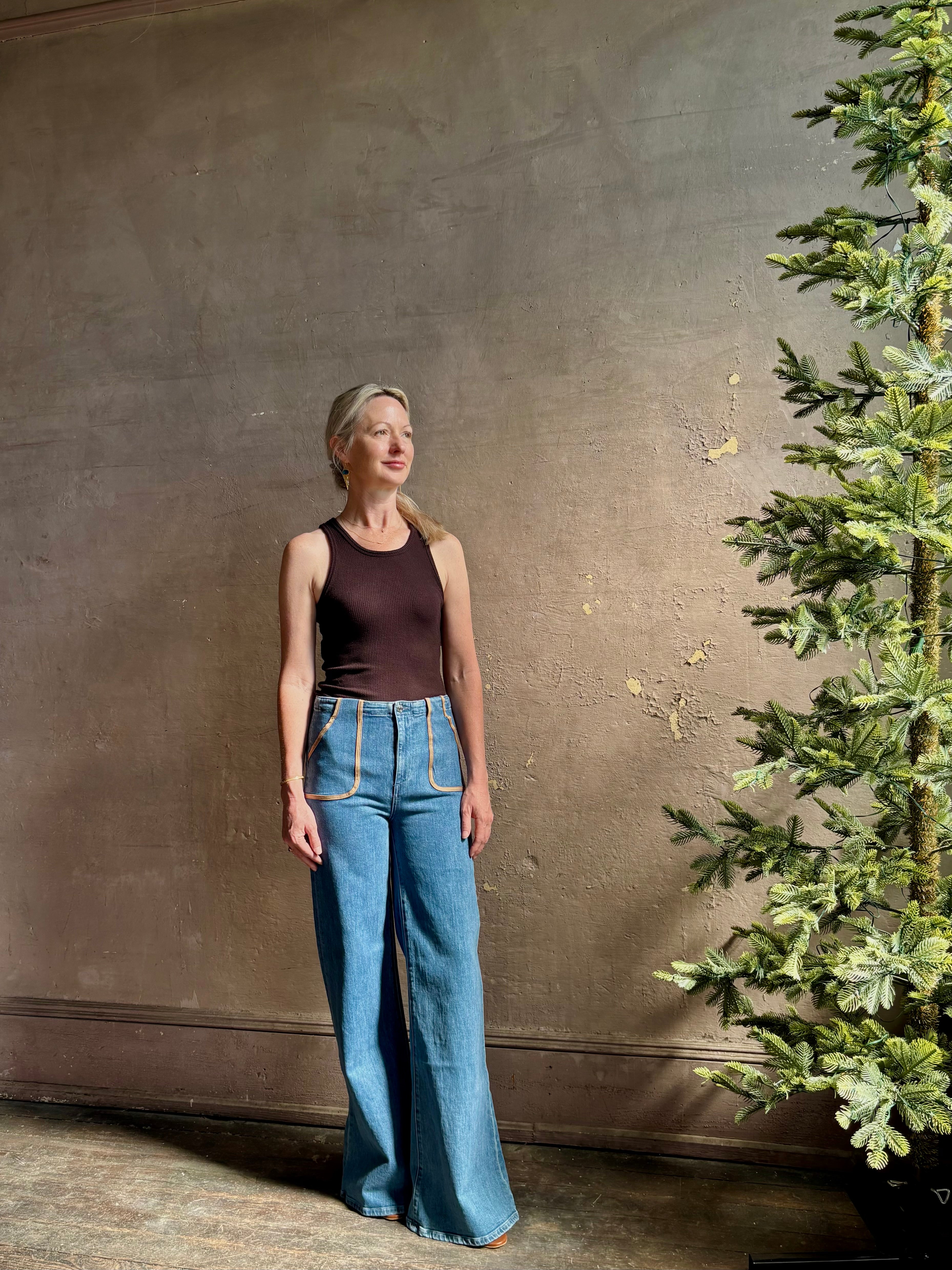 woman wearing Le Jean Joni flare high rise flare comfort stretch denim khaki outlined front patch pockets 