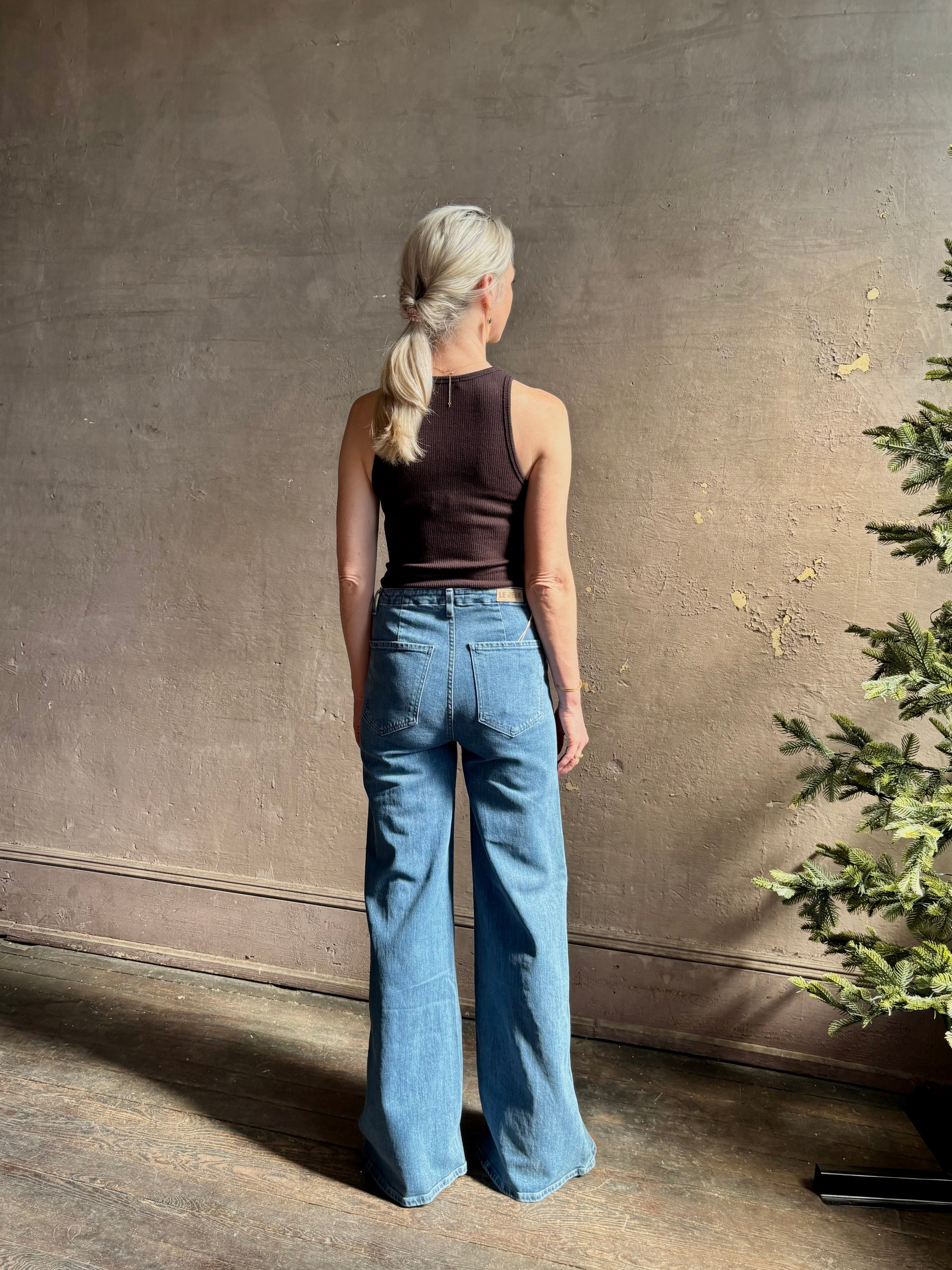 woman wearing Le Jean Joni flare high rise flare comfort stretch denim khaki outlined front patch pockets 
