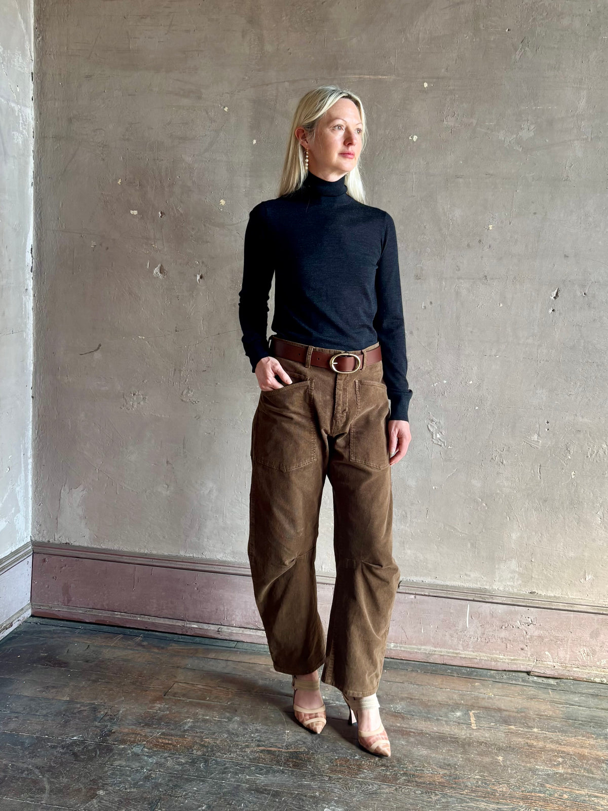 Video reviewing Nili Lotan's Shon hazel Pant fine corduroy barrel silhouette oversized pockets workwear-inspired made in USA