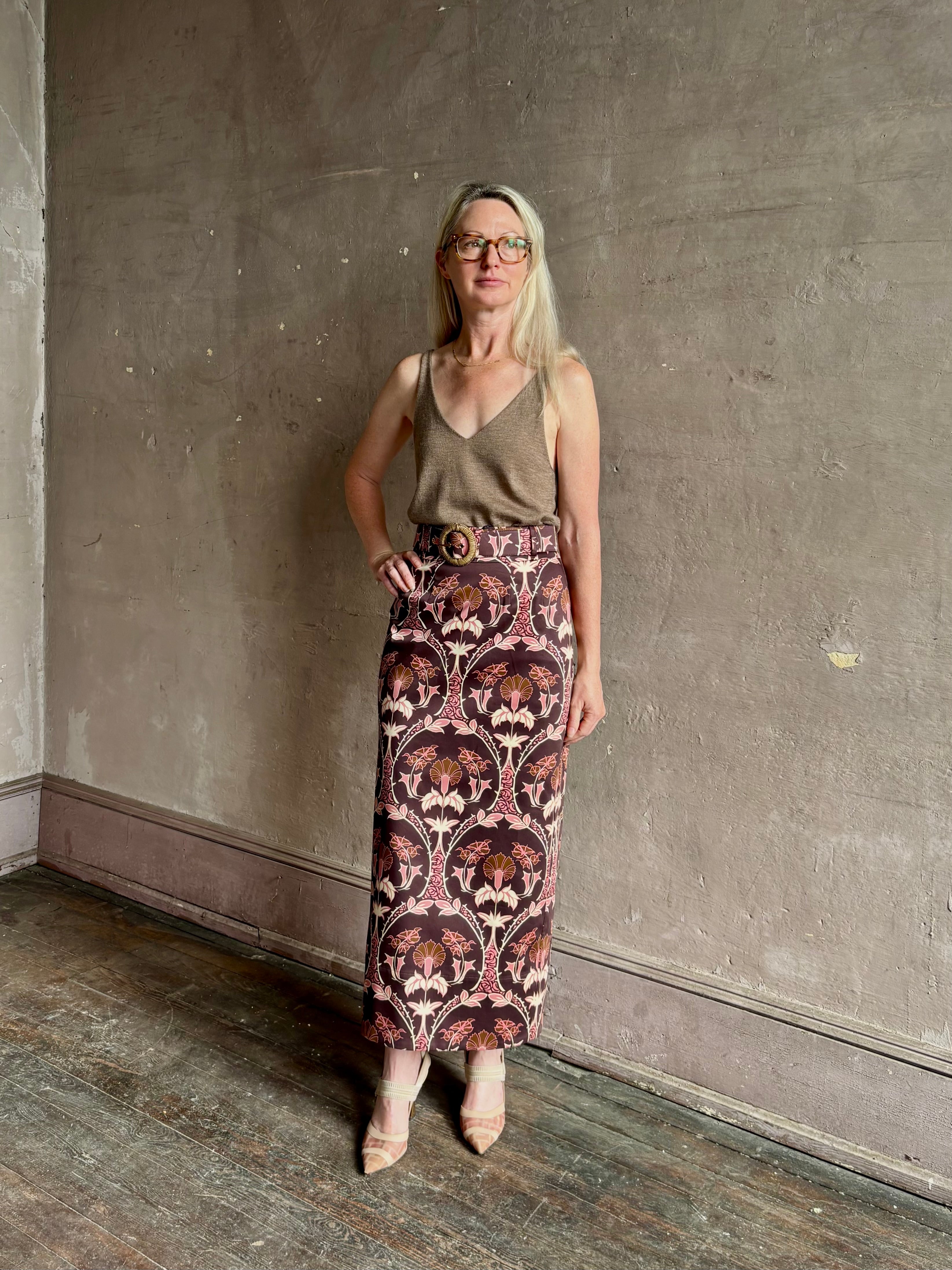Mature woman wearing SPRWMN camille truffle tank front and back V-necklines in a rolled ege lightweight cashmere