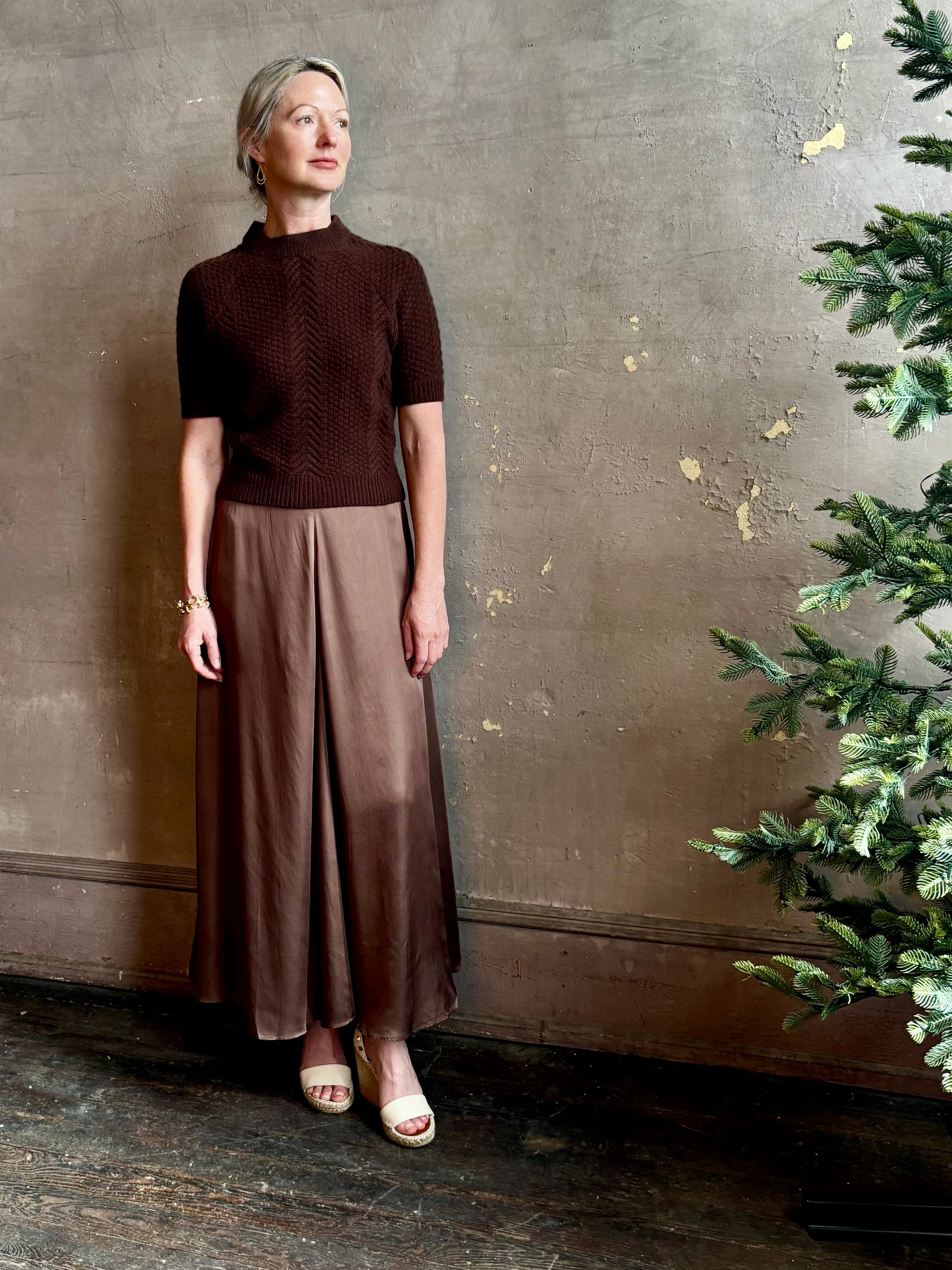 mature woman wearing luxury designer SPRWMN short sleeve brown cashmere sweater with cable texture crew neck