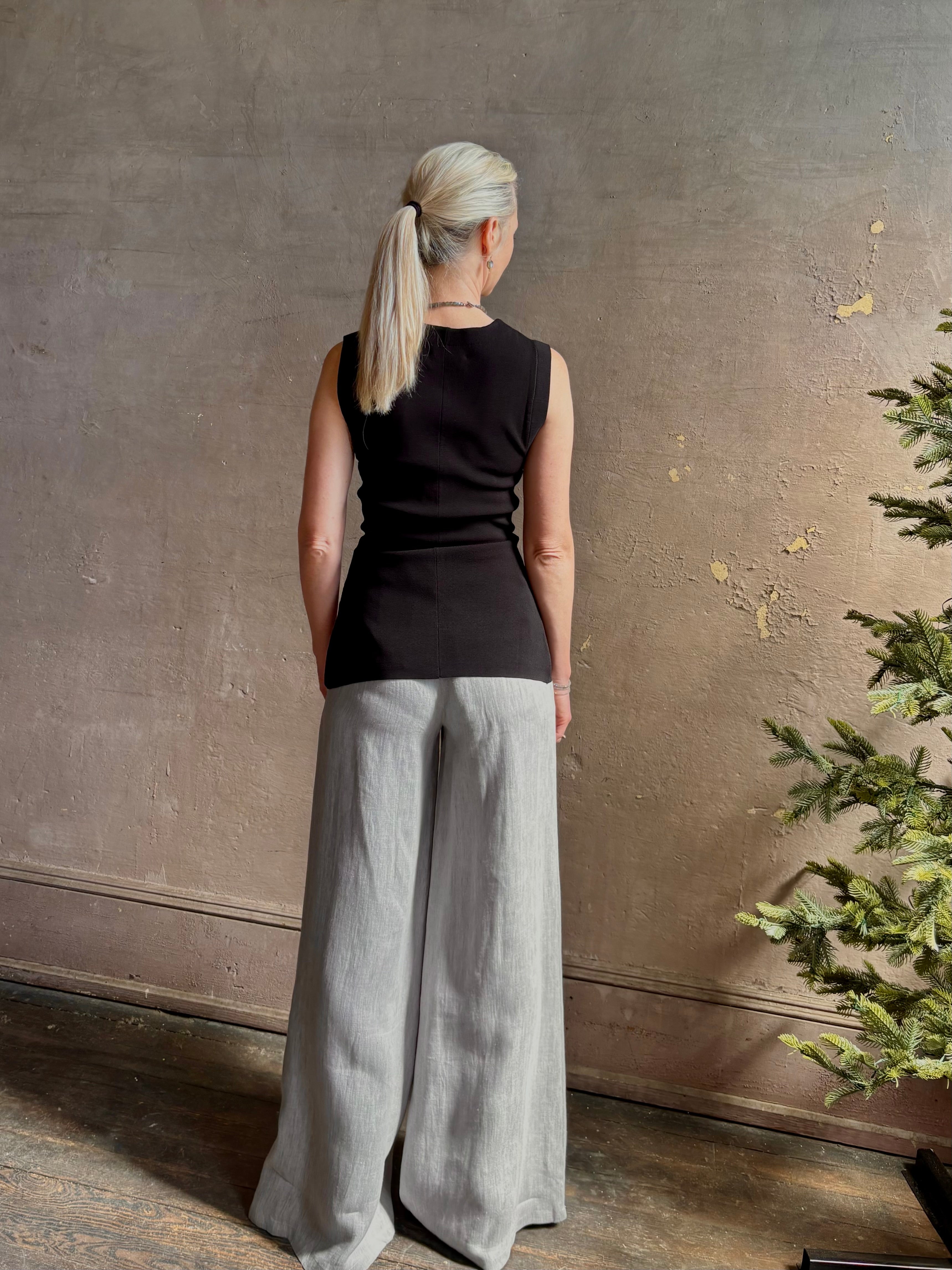 Mature woman wearing the Dillon pant from TWP in an effortlessly sophisticated hemp trouser with an airy wide leg and back pockets