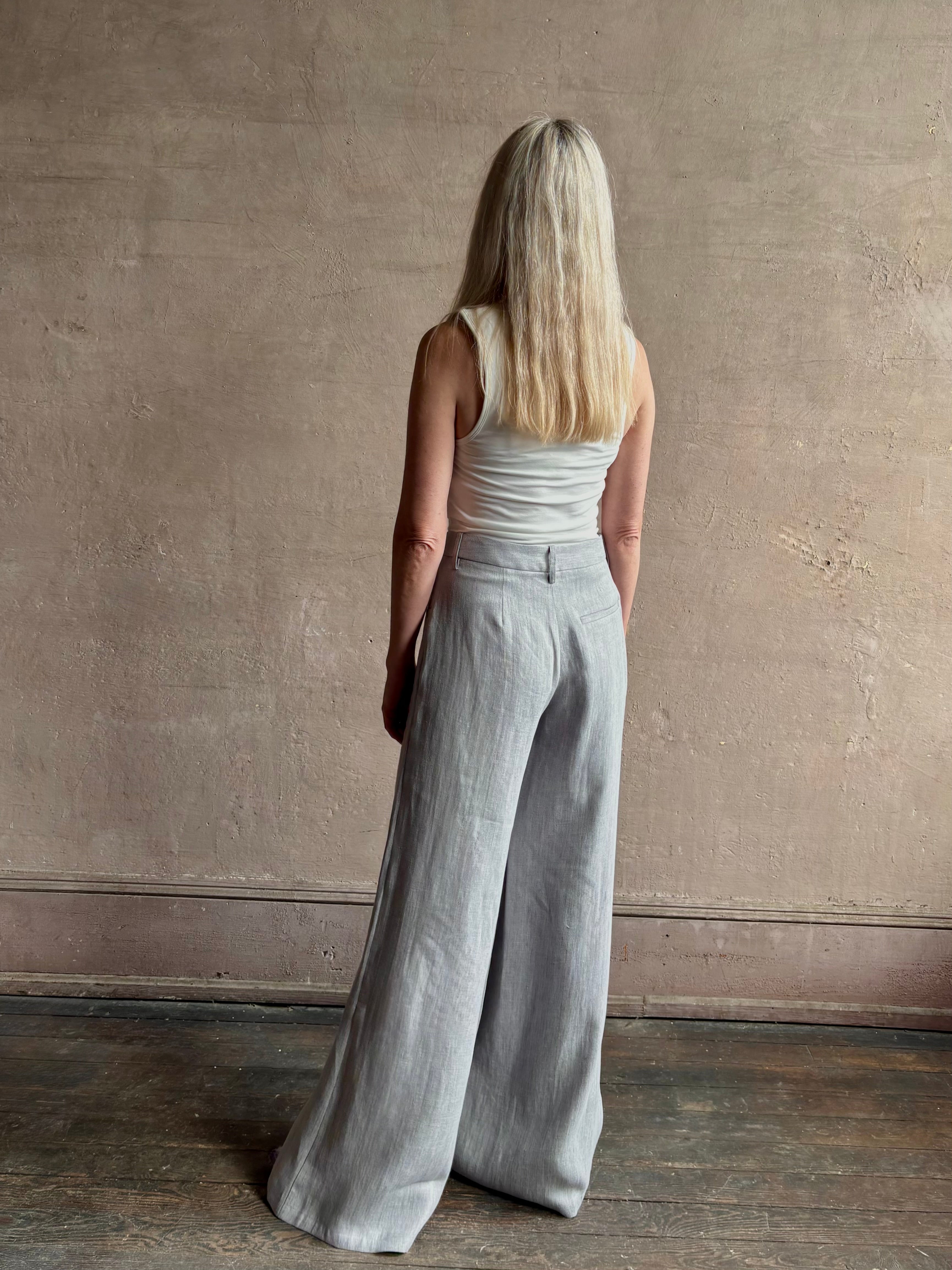 Mature woman wearing the Dillon pant from TWP in an effortlessly sophisticated hemp trouser with an airy wide leg and back pockets