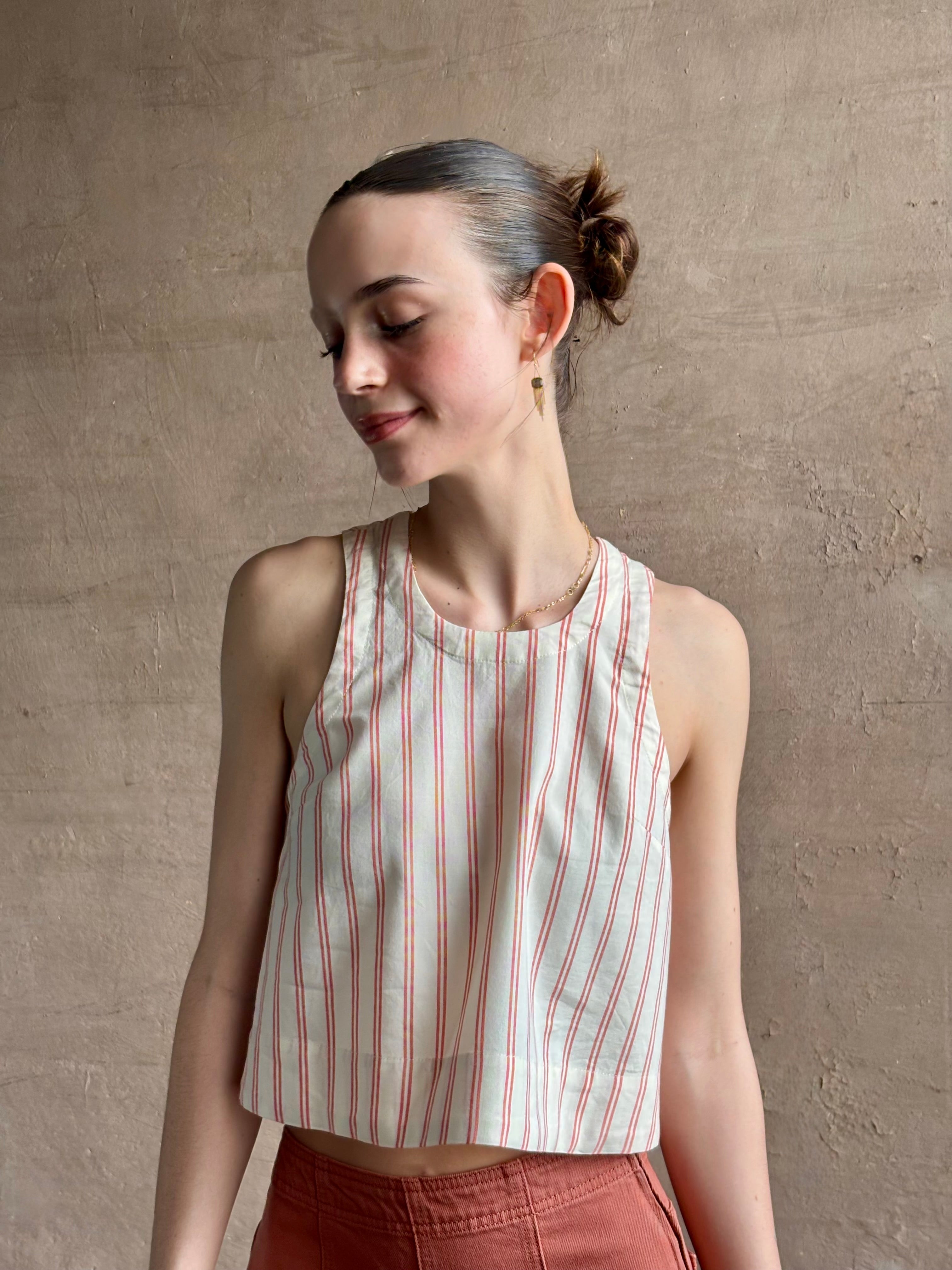 Woman wearing premium elevated casual wear Trovata Esther crew neck sleeveless cotton poplin crop top in cream and rose stripe