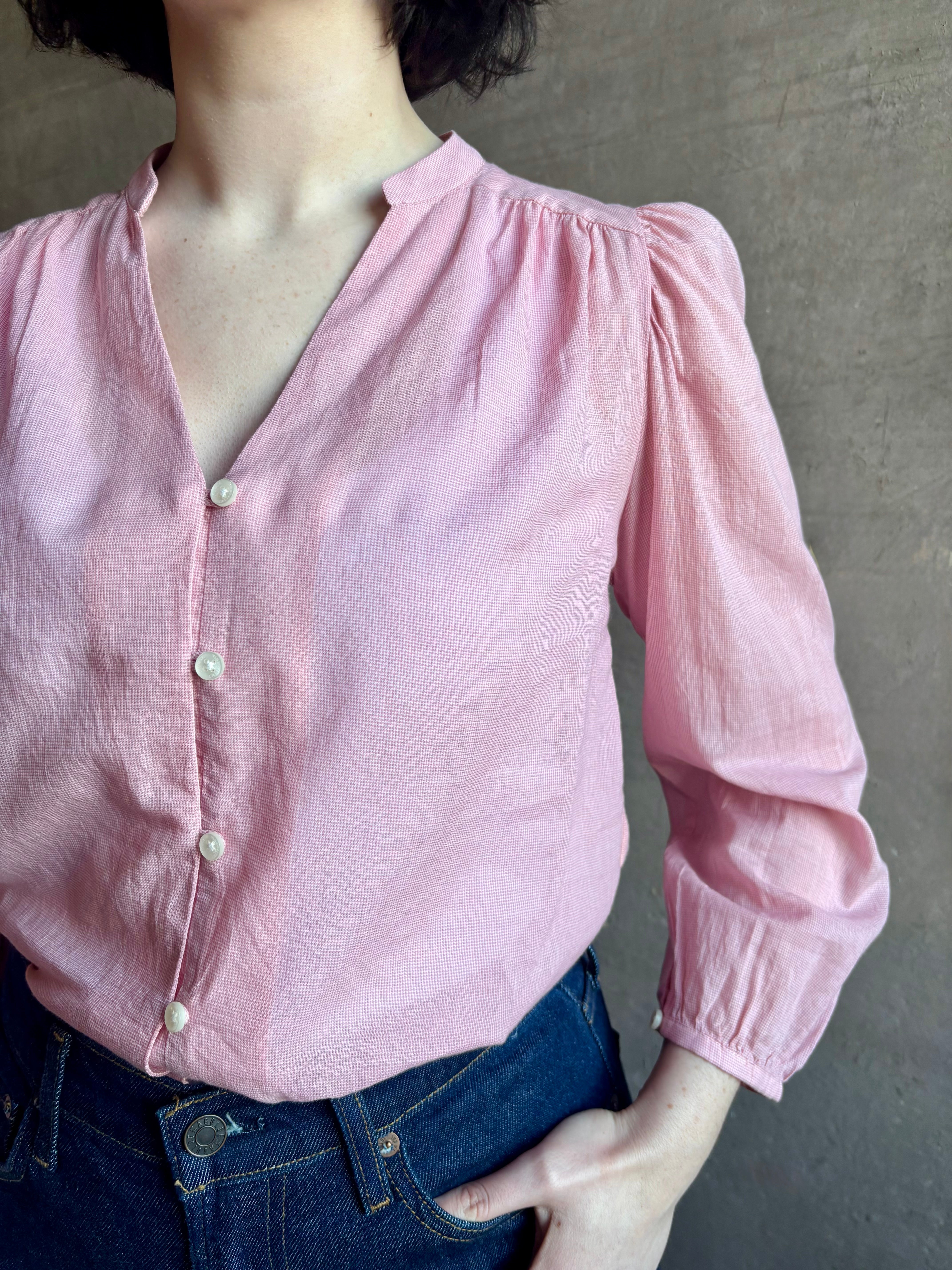 woman wearing premium lightweight cotton poplin Maisey Blouse by Trovata with long sleeves and v-neck in pink and white tiny Houndstooth print