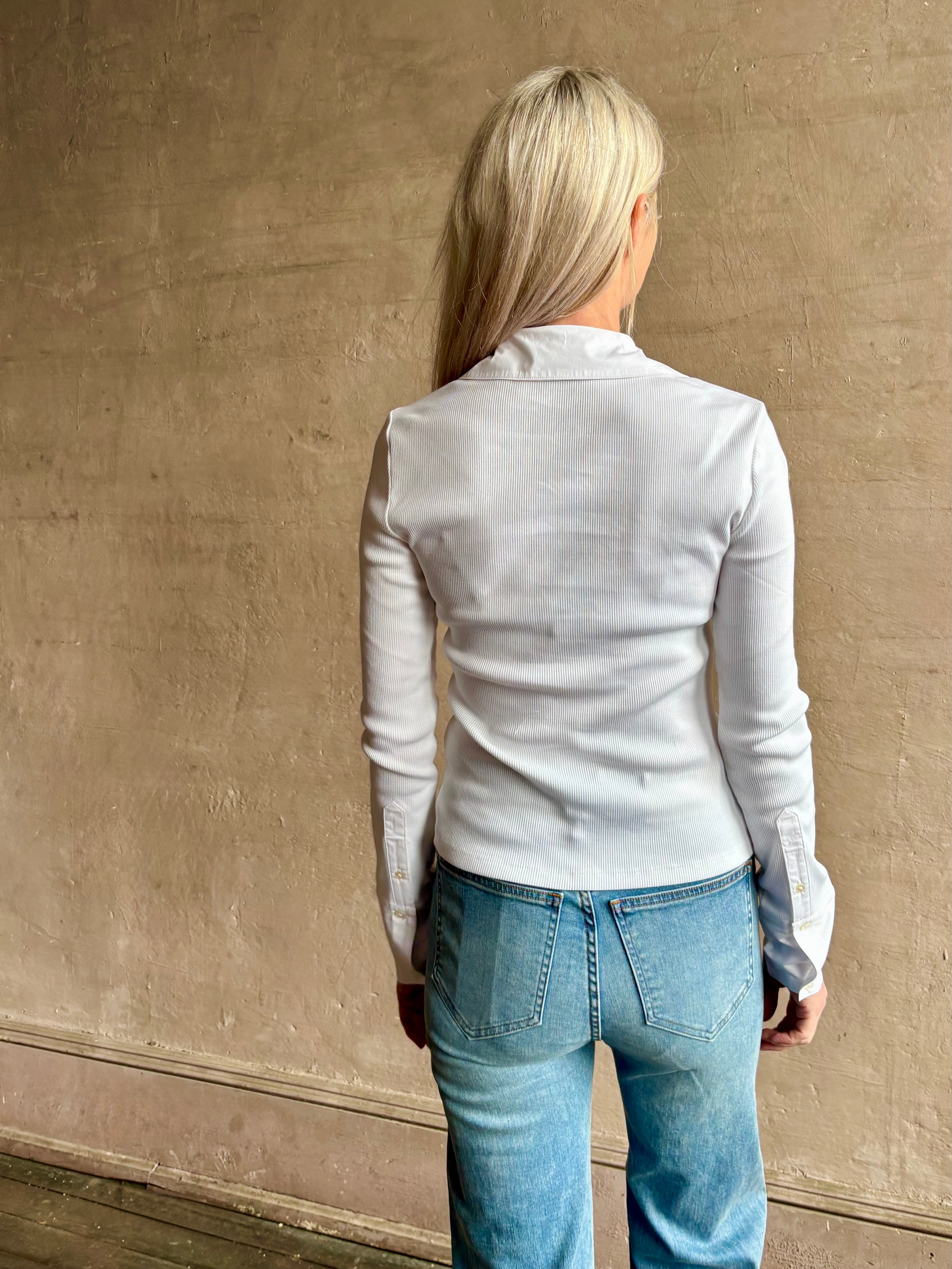 Image of mature woman wearing a VERONICA BEARD white Brenner Top in a contemporary design and long sleeve
