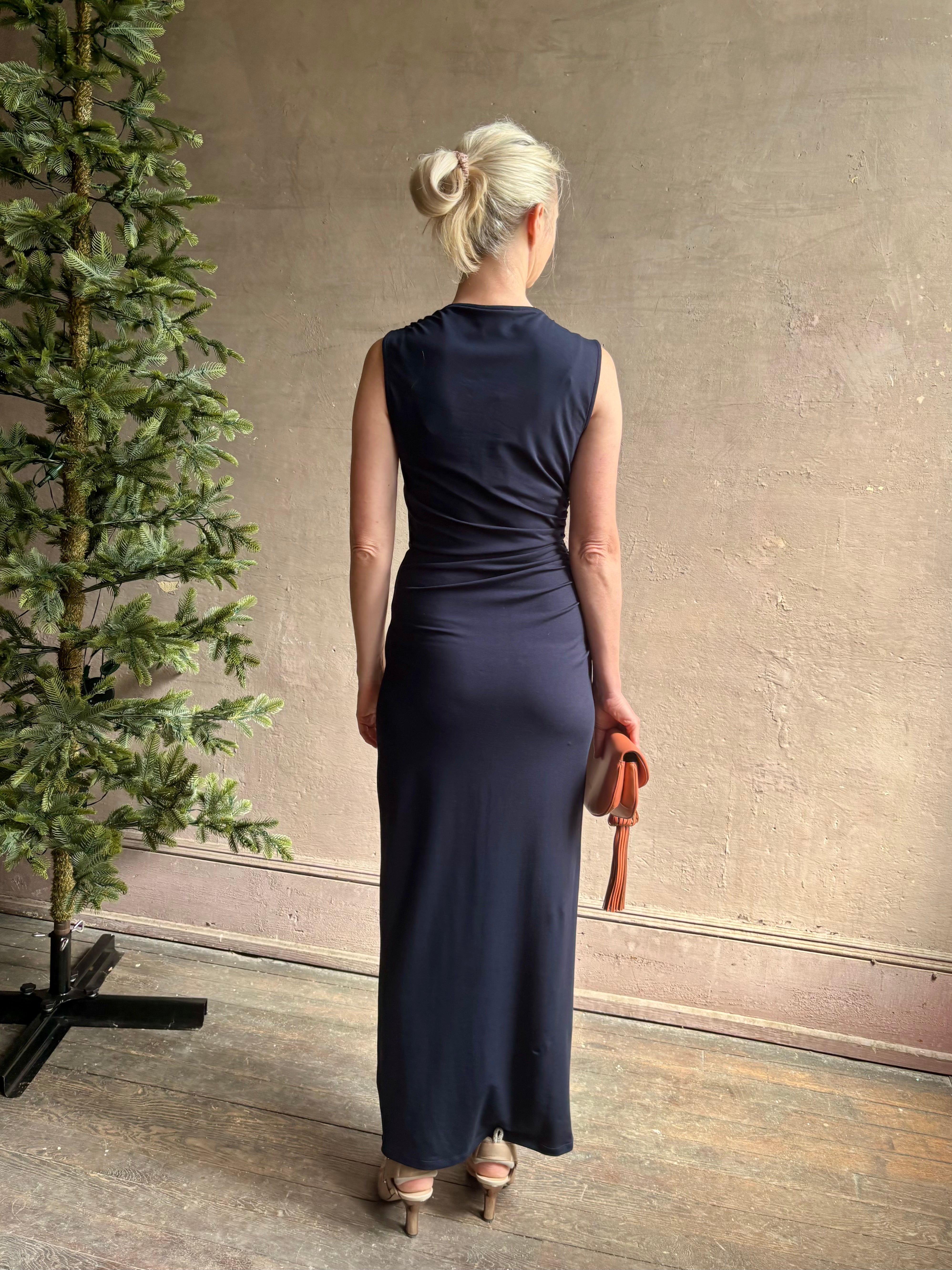 Mature woman wearing VERONICA BEARD Kerilyn navy blue maxi sheath Dress in a comfortable elevated casual wear fabric