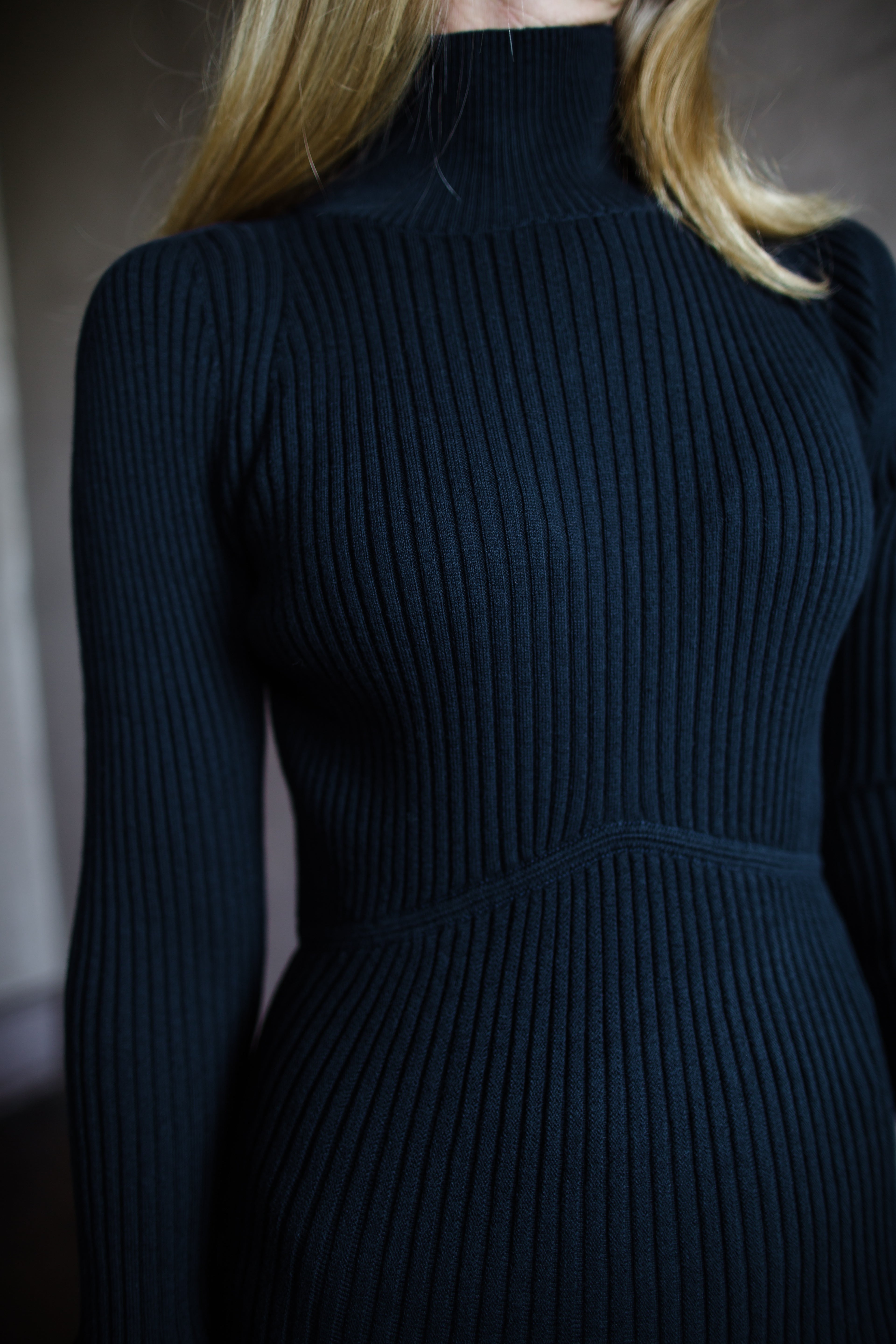 Close up Woman wearing Vanessa Bruno Divana Ribbed knit dress in Navy wool cotton blend texture