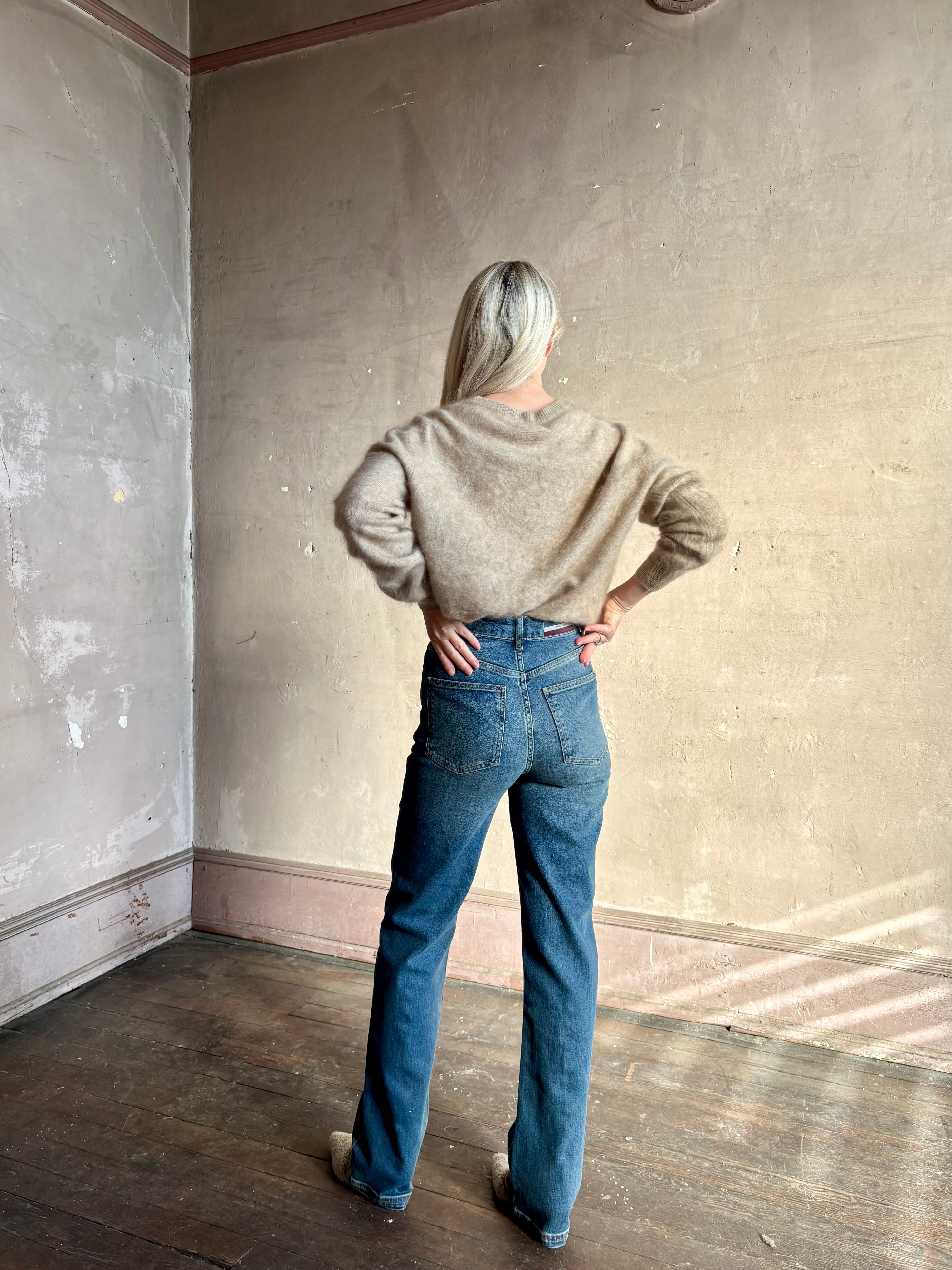 Rear view of Vanessa Bruno's Benito Jean in Bleu Gris cotton-elastane denim with a high rise and straight leg. Made in France, cool, polished Parisian ease