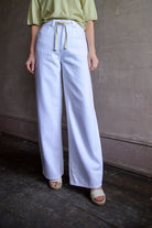 Image of a woman wearing the Le Jean Luna Relaxed Jeans