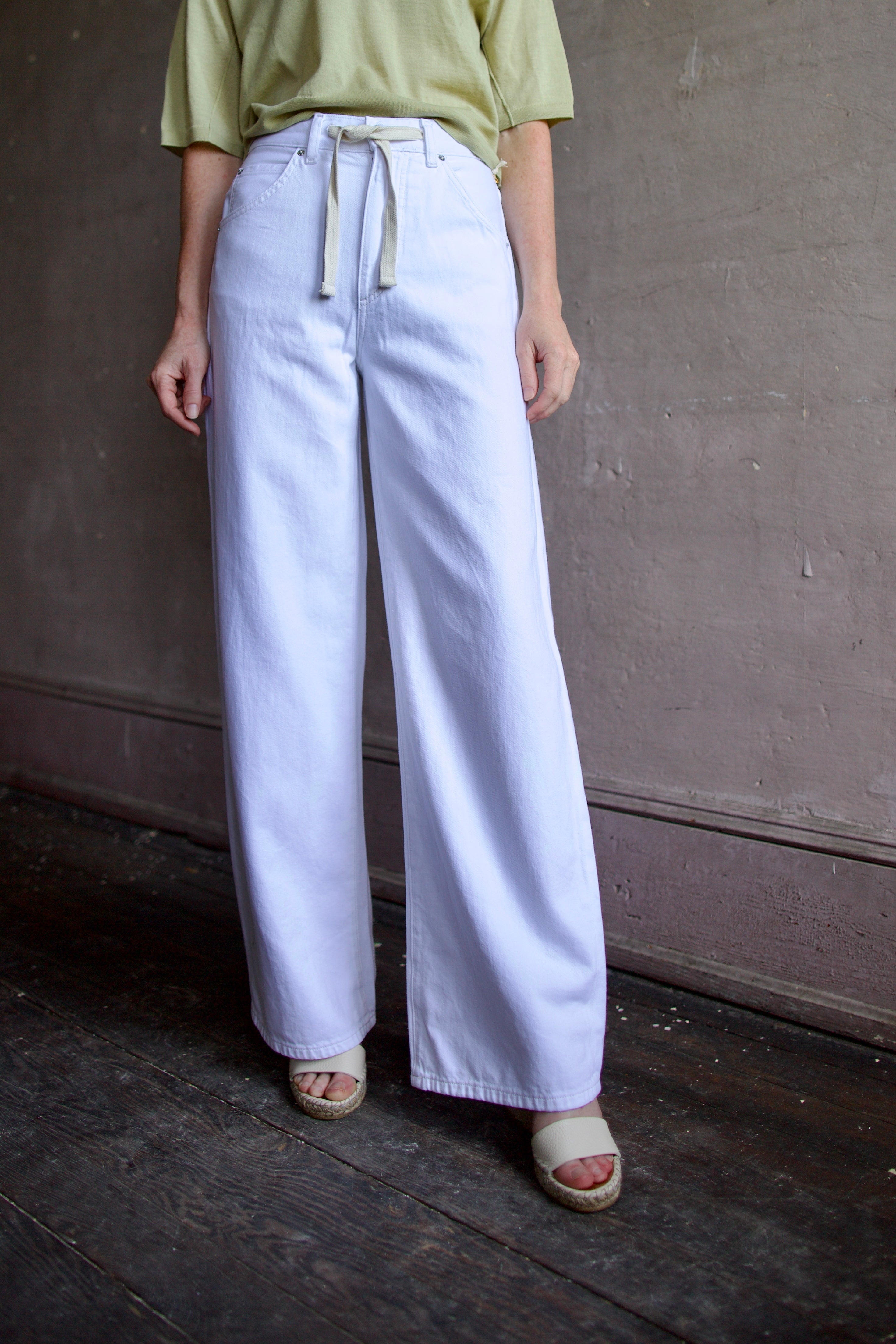 Image of a woman wearing the Le Jean Luna Relaxed Jeans