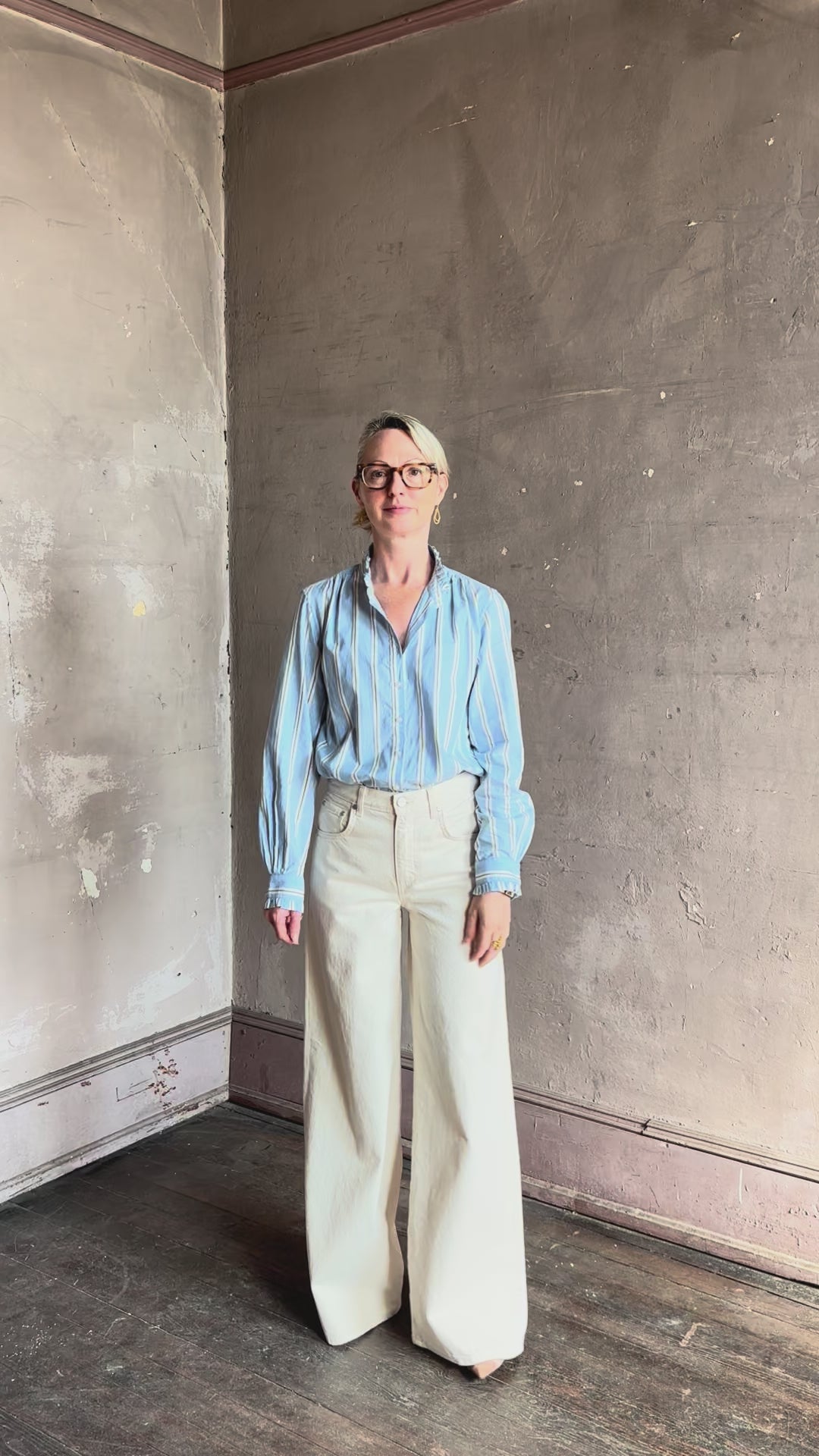 Video reviewing Trovata Rumi blue and cream vertically striped long-sleeve cotton shirt ruffle lined mandarin collar