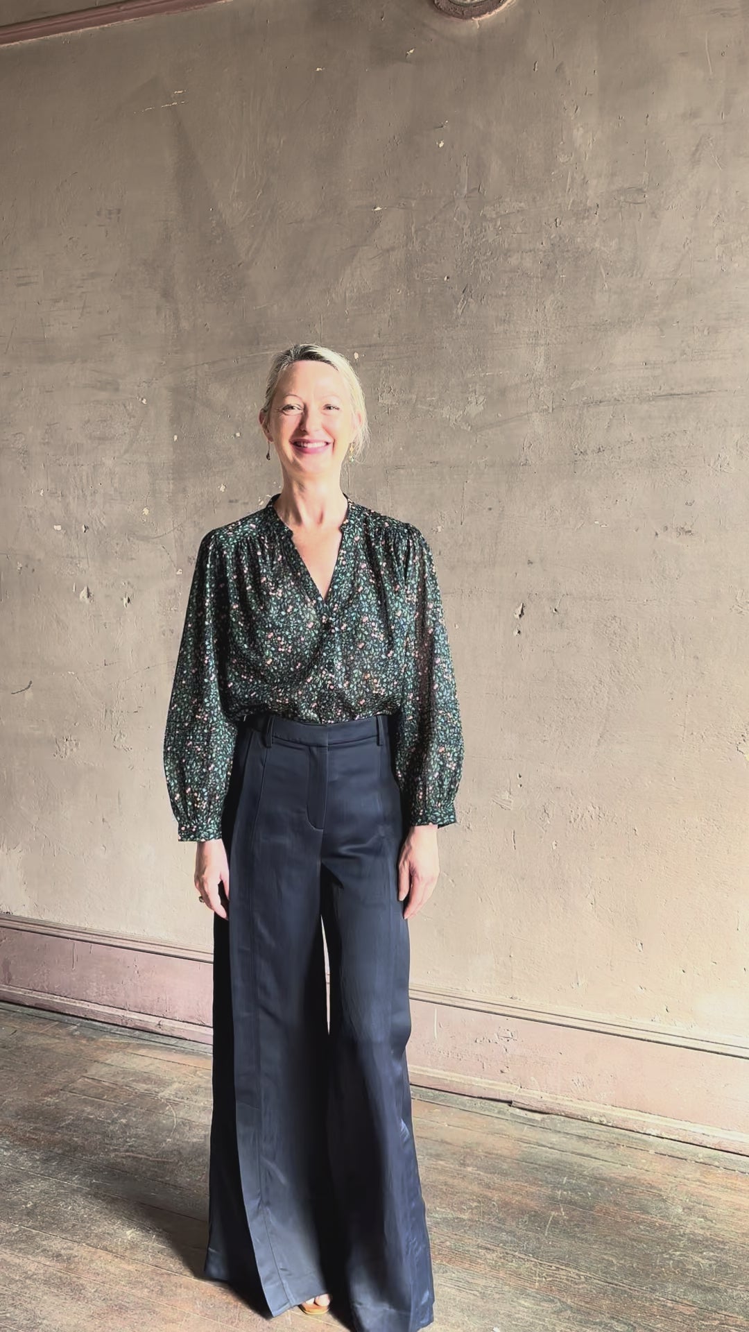 Video reviewing Trovata's Pauline Blouse in Marin Ditsy cotton poplin long sleeves v-neckline small floral print