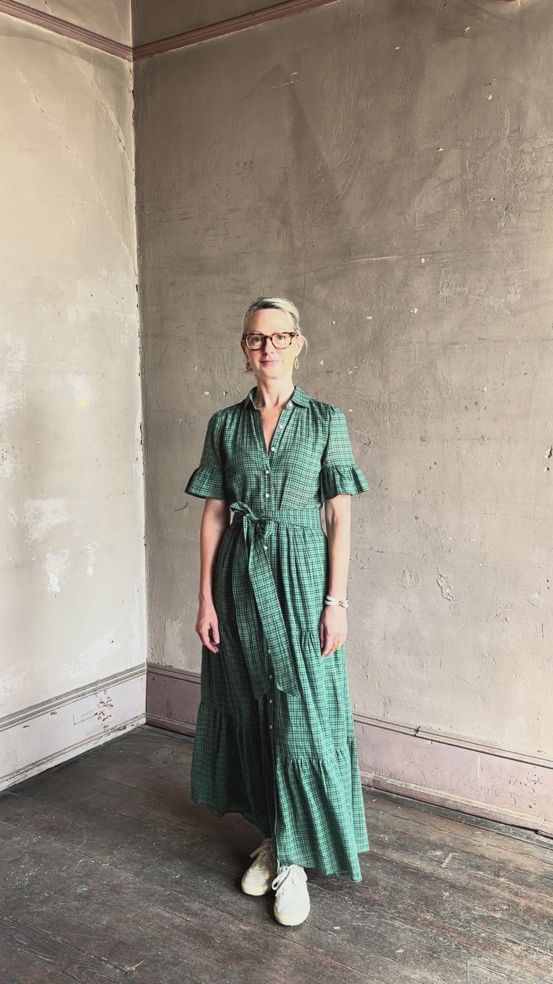 Video reviewing Trovata Martine button-up front cotton poplin green plaid maxi dress short sleeves and lightweight