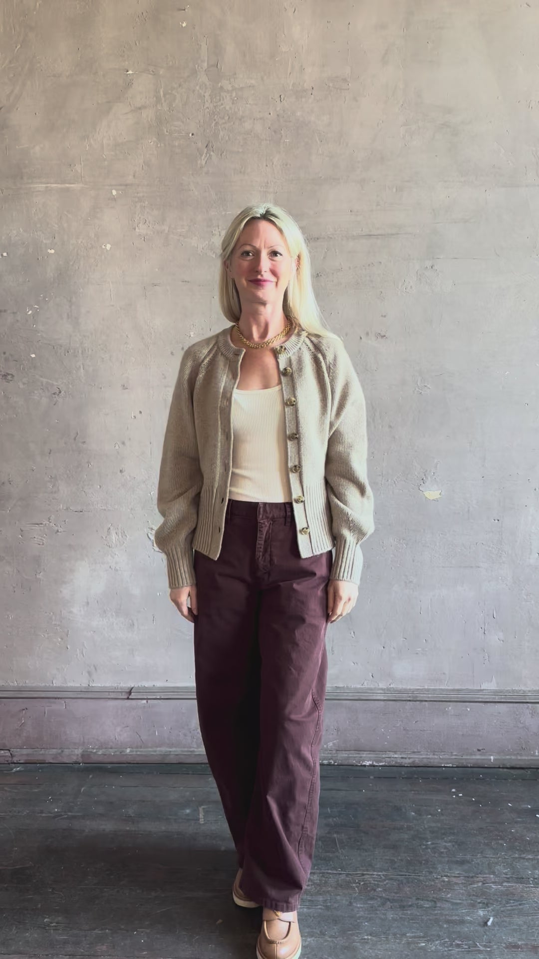 Video reviewing Nili Lotan’s Tribeca Pant in Cabernet: a cotton-elastane barrel leg with a relaxed fit and bar-and-zip closure. Made in the USA