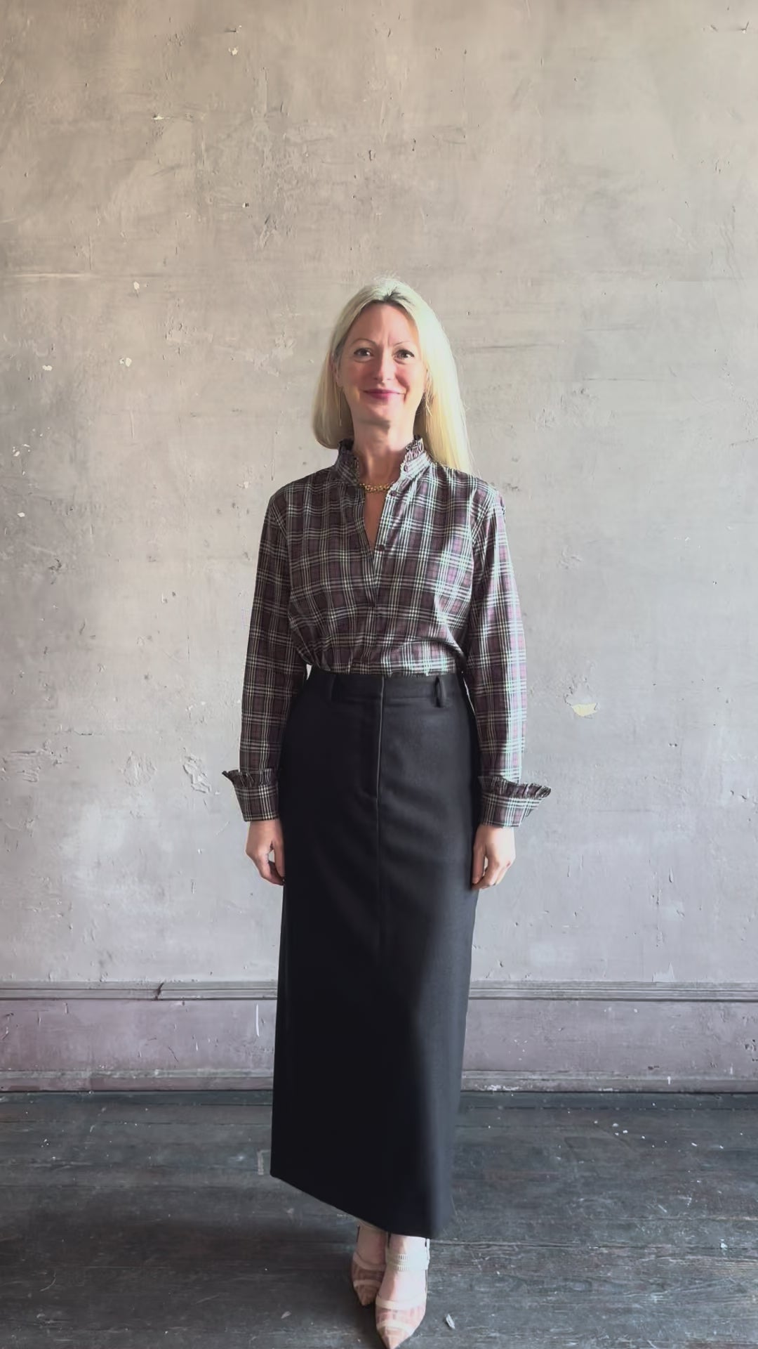 Video reviewing Nili Lotan’s Elio Shirt in Rustic Check 100% cotton with a mandarin collar and ruffle-trimmed cuffs. Made in Portugal, softly feminine and quietly artisan