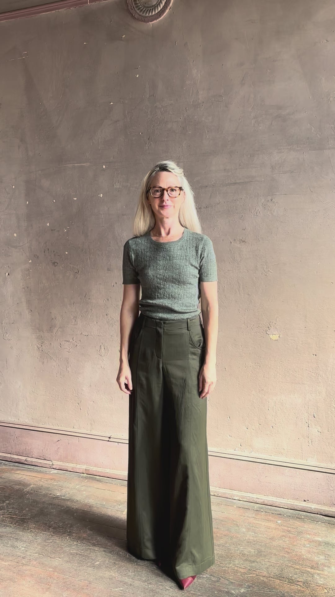 Video reviewing Rachel Comey Kira textured short-sleeve fitted knit top  sage green round neckline brown heathering