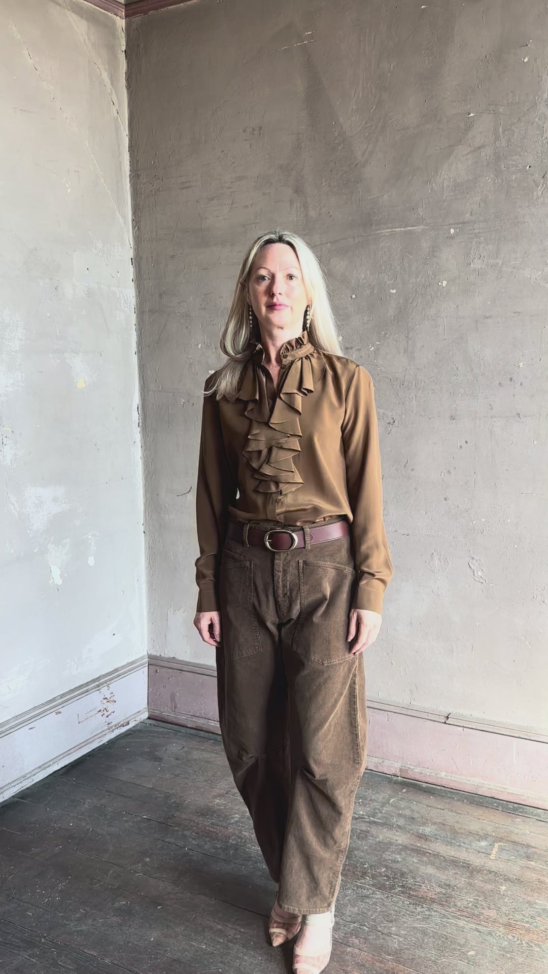 Video reviewing Nili Lotan's Shon hazel Pant fine corduroy barrel silhouette oversized pockets workwear-inspired made in USA