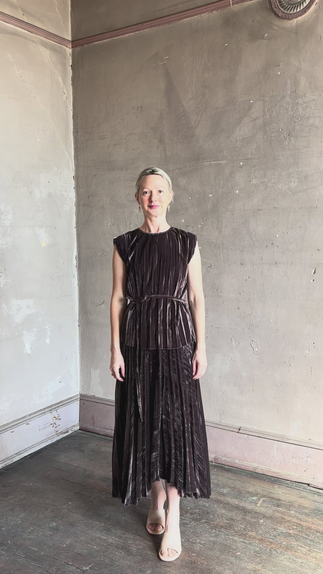 Video reviewing Proenza Schouler White Label Daphne crushed velvet Skirt A-line broomstick pleating occasion-ready 