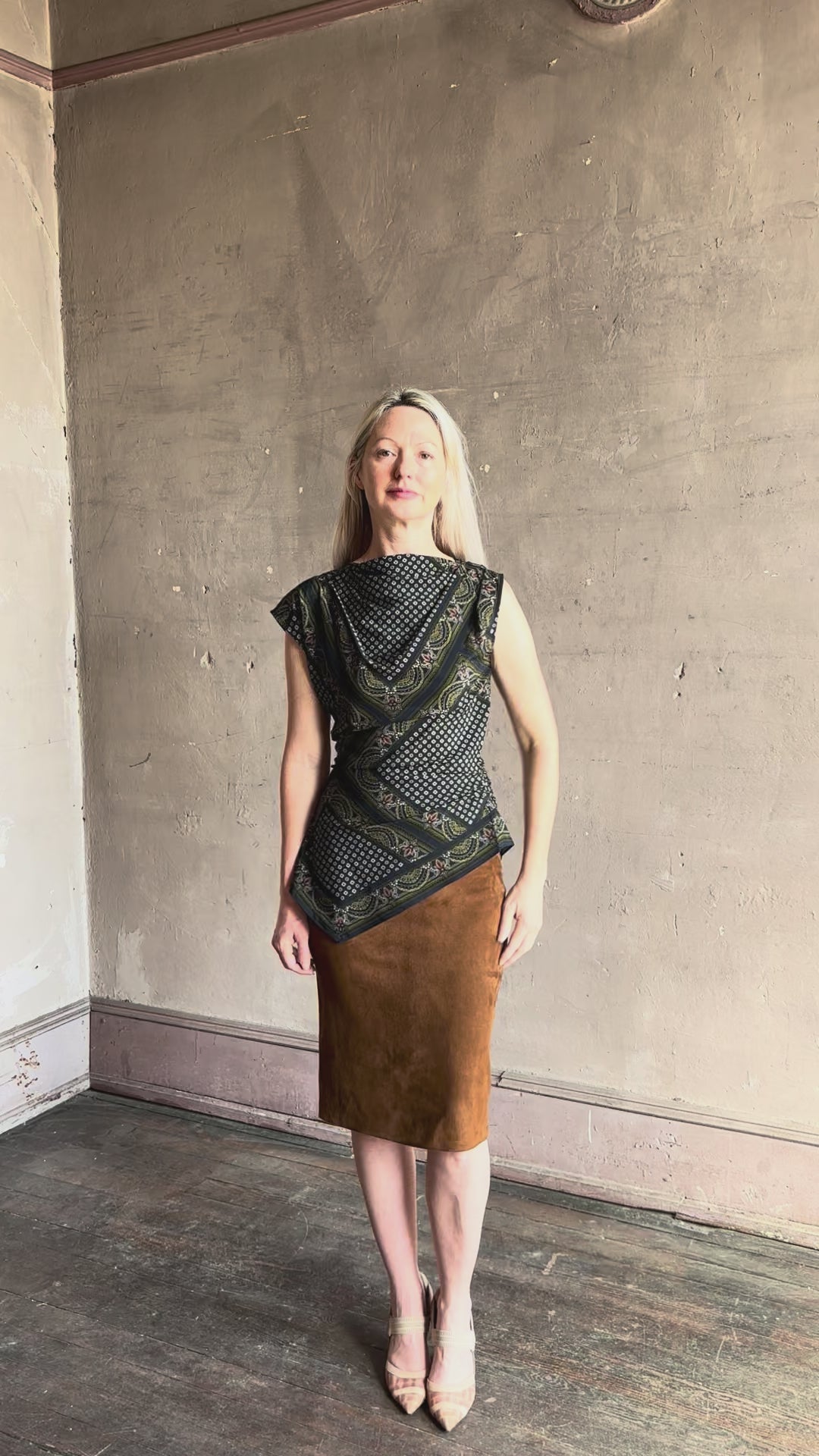 Video reviewing Veronica Beard Yvonne sleeveless Top cowl neck paisley print asymmetrical hem fashion-forward statement style