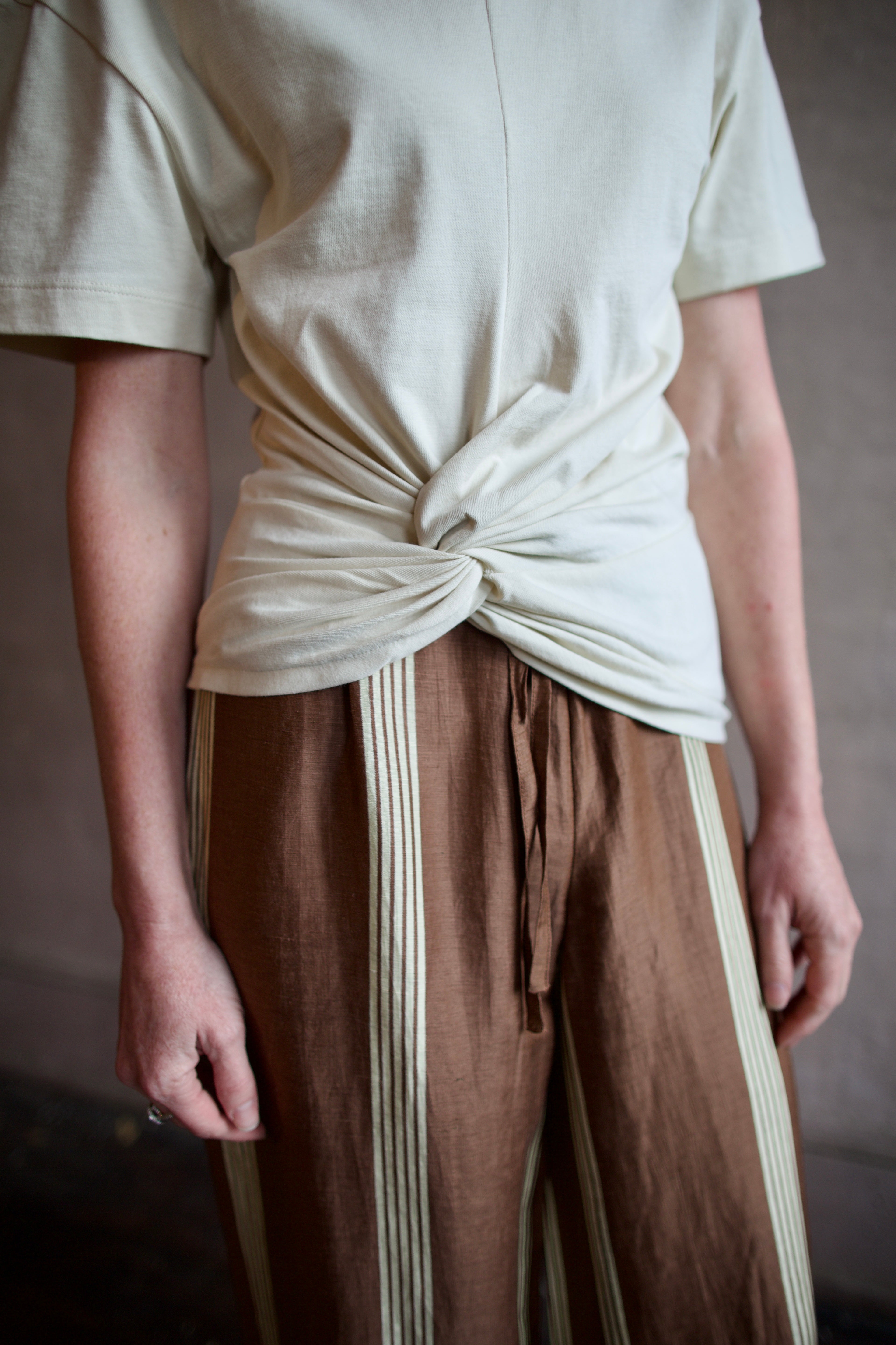Detail Image of a woman wearing the Rag and Bone Olivia Linen Pants and Mica Tee